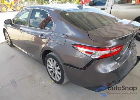 2020 Toyota Camry Le z USA, uszkodzony, nr VIN 4T1C11AK0LU953428